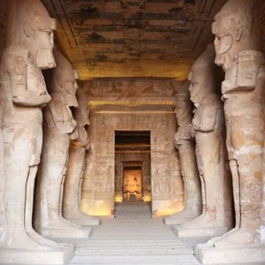 à l'intérieur d'Abou Simbel